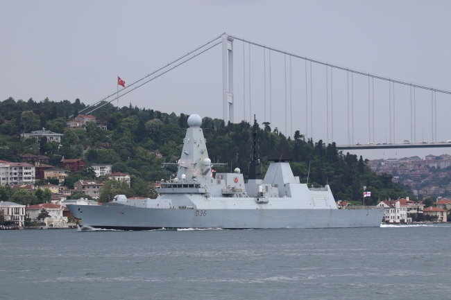 İngiliz donanmasına ait ''HMS Defender'' savaş gemisi İstanbul Boğazı'ndan geçerken. 14 Haziran 2021. | Fotoğraf: Reuters